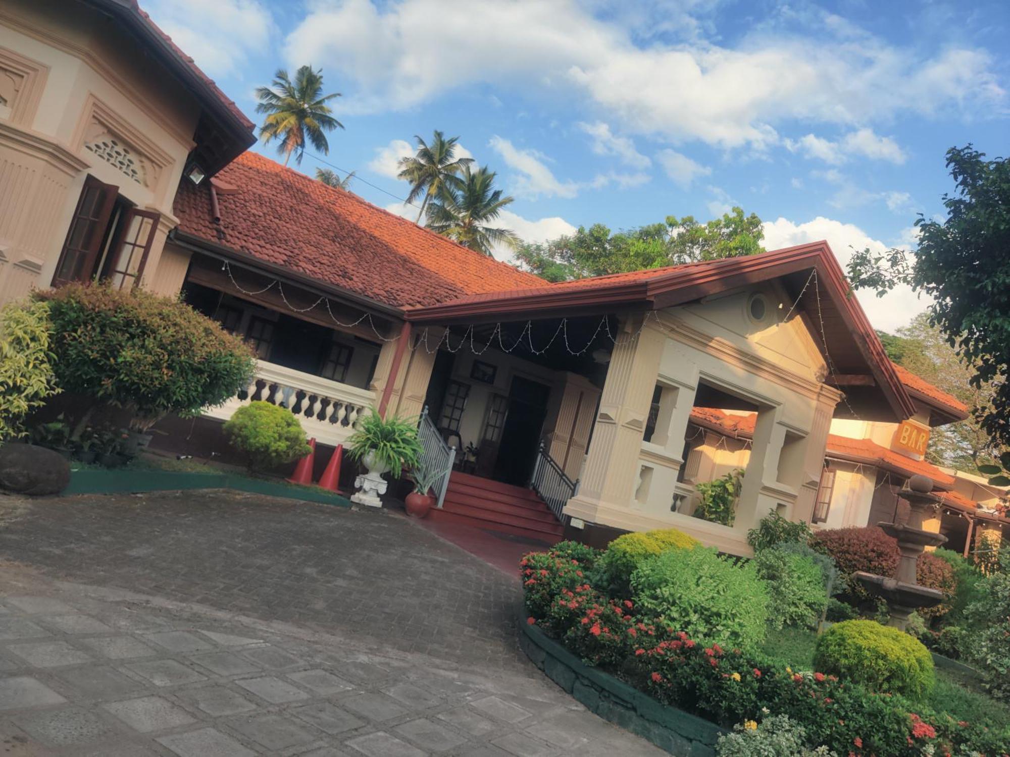 Grand Colonial Viveka Hotel Kurunegala Exterior foto